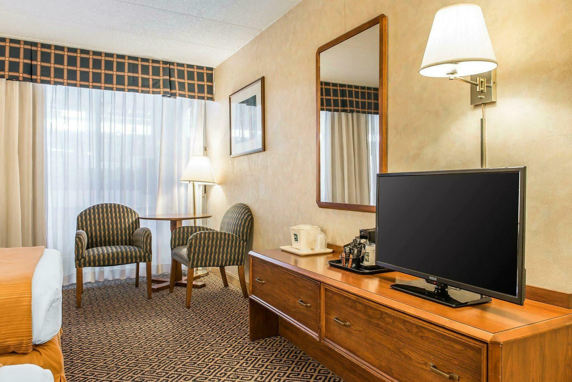Quality Inn And Conference Center Springfield Exteriör bild